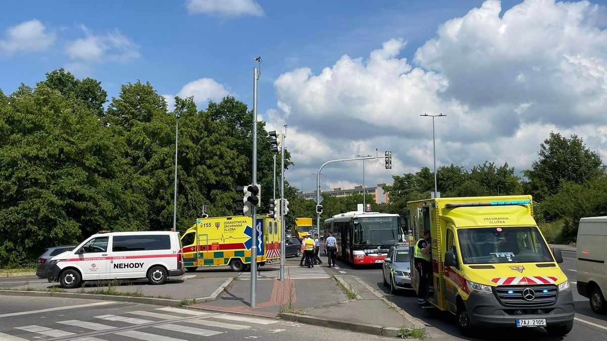 Autobus v Praze prudce zabrzdil. Popadala desítka lidí